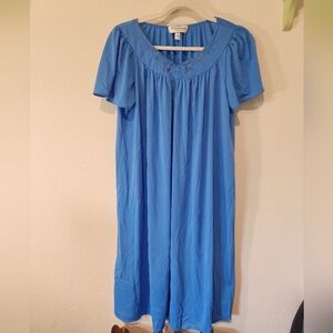 Miss Elaine Vintage Nylon Short Sleeve Nightgown Embroidered Knee Length Medium